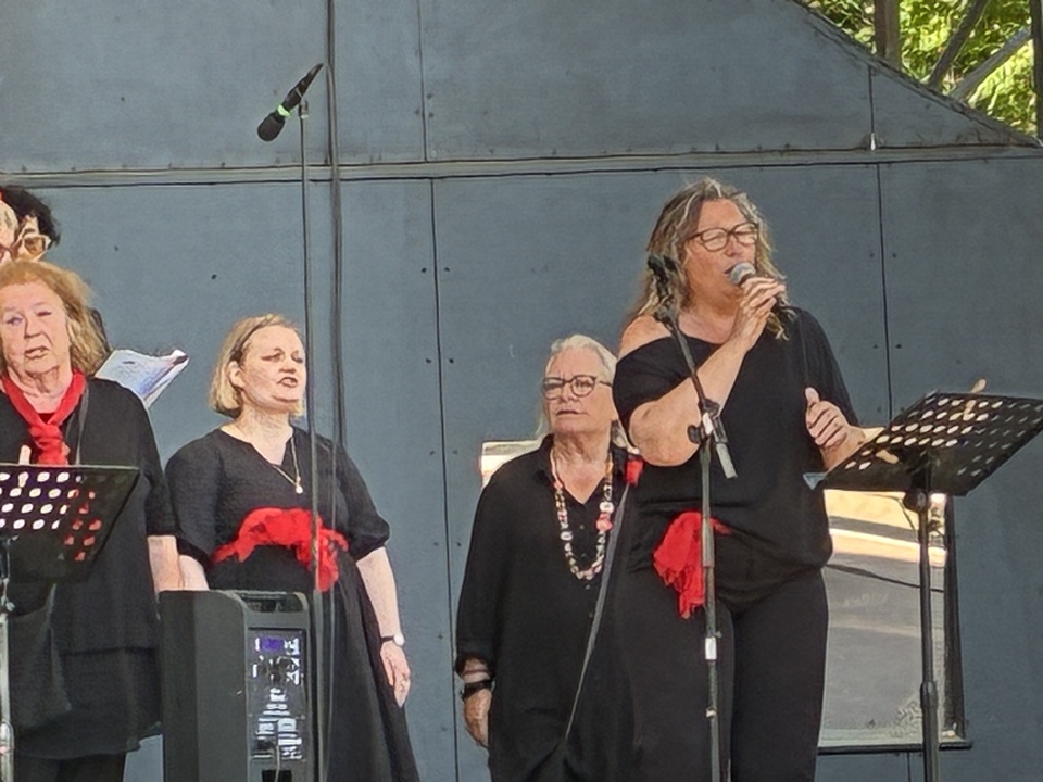 🌞 2 skønne dage med høj sol 🌤️, højt humor 😂 og mange timers gospelsang 🎤🎶 er gået på held!Bakkens Gospelfestival blev den 8. af sin slags 🎉 og der var så mange skønne sange 🎵, øjeblikke ✨, krammere 🤗, is 🍦 og fællesskab! 💛🎤 Store og små kor. 👶🧓 Yngre og ældre og et bredt repertoire helt fra klassikere som Oh Happy Day 🎵, Amen 🙌🏼 og This Little Light of Mine 🕯️ over Rolling Stones 🎸 endda Benjamin Hav 🤪 og Familien 👨‍👩‍👧‍👦 fik plads på dette års Bakkens Gospelfestival 🎪.Tak 🙏 til alle deltagende sangere 🎤, korledere 👨‍🏫, pianister 🎹, musikere 🎻, lydtekniker 🎧 og afvikler hos Bakken! 🏞️Skal dit kor være med næste gang? 🎤👀Skriv din mail i en kommentar, ✍️ og få besked, når vi åbner for tilmelding til næste festival! 📩Varme gospelhilsner@[[53:contact:Mads Holm Andersen]]Eventkoordinator#gospelmusik 🎶#gospelkoncert 🎤#bakkensgospelfestival 🌟#eventkoordinator 📅Gospelnation