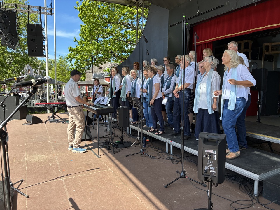 🌞 2 skønne dage med høj sol 🌤️, højt humor 😂 og mange timers gospelsang 🎤🎶 er gået på held!Bakkens Gospelfestival blev den 8. af sin slags 🎉 og der var så mange skønne sange 🎵, øjeblikke ✨, krammere 🤗, is 🍦 og fællesskab! 💛🎤 Store og små kor. 👶🧓 Yngre og ældre og et bredt repertoire helt fra klassikere som Oh Happy Day 🎵, Amen 🙌🏼 og This Little Light of Mine 🕯️ over Rolling Stones 🎸 endda Benjamin Hav 🤪 og Familien 👨‍👩‍👧‍👦 fik plads på dette års Bakkens Gospelfestival 🎪.Tak 🙏 til alle deltagende sangere 🎤, korledere 👨‍🏫, pianister 🎹, musikere 🎻, lydtekniker 🎧 og afvikler hos Bakken! 🏞️Skal dit kor være med næste gang? 🎤👀Skriv din mail i en kommentar, ✍️ og få besked, når vi åbner for tilmelding til næste festival! 📩Varme gospelhilsner@[[53:contact:Mads Holm Andersen]]Eventkoordinator#gospelmusik 🎶#gospelkoncert 🎤#bakkensgospelfestival 🌟#eventkoordinator 📅Gospelnation