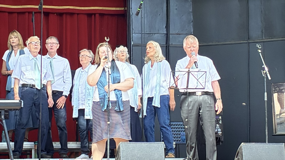 🌞 2 skønne dage med høj sol 🌤️, højt humor 😂 og mange timers gospelsang 🎤🎶 er gået på held!Bakkens Gospelfestival blev den 8. af sin slags 🎉 og der var så mange skønne sange 🎵, øjeblikke ✨, krammere 🤗, is 🍦 og fællesskab! 💛🎤 Store og små kor. 👶🧓 Yngre og ældre og et bredt repertoire helt fra klassikere som Oh Happy Day 🎵, Amen 🙌🏼 og This Little Light of Mine 🕯️ over Rolling Stones 🎸 endda Benjamin Hav 🤪 og Familien 👨‍👩‍👧‍👦 fik plads på dette års Bakkens Gospelfestival 🎪.Tak 🙏 til alle deltagende sangere 🎤, korledere 👨‍🏫, pianister 🎹, musikere 🎻, lydtekniker 🎧 og afvikler hos Bakken! 🏞️Skal dit kor være med næste gang? 🎤👀Skriv din mail i en kommentar, ✍️ og få besked, når vi åbner for tilmelding til næste festival! 📩Varme gospelhilsner@[[53:contact:Mads Holm Andersen]]Eventkoordinator#gospelmusik 🎶#gospelkoncert 🎤#bakkensgospelfestival 🌟#eventkoordinator 📅Gospelnation
