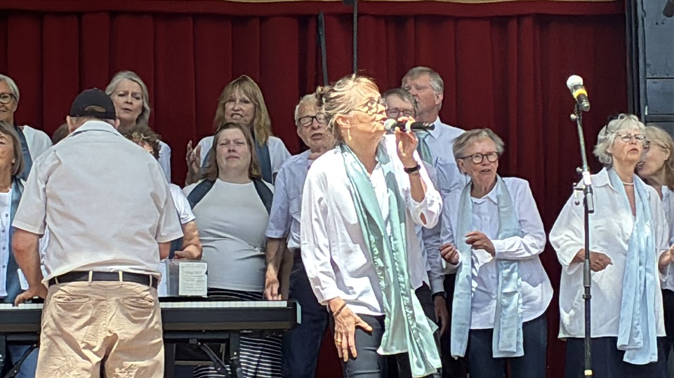 🌞 2 skønne dage med høj sol 🌤️, højt humor 😂 og mange timers gospelsang 🎤🎶 er gået på held!Bakkens Gospelfestival blev den 8. af sin slags 🎉 og der var så mange skønne sange 🎵, øjeblikke ✨, krammere 🤗, is 🍦 og fællesskab! 💛🎤 Store og små kor. 👶🧓 Yngre og ældre og et bredt repertoire helt fra klassikere som Oh Happy Day 🎵, Amen 🙌🏼 og This Little Light of Mine 🕯️ over Rolling Stones 🎸 endda Benjamin Hav 🤪 og Familien 👨‍👩‍👧‍👦 fik plads på dette års Bakkens Gospelfestival 🎪.Tak 🙏 til alle deltagende sangere 🎤, korledere 👨‍🏫, pianister 🎹, musikere 🎻, lydtekniker 🎧 og afvikler hos Bakken! 🏞️Skal dit kor være med næste gang? 🎤👀Skriv din mail i en kommentar, ✍️ og få besked, når vi åbner for tilmelding til næste festival! 📩Varme gospelhilsner@[[53:contact:Mads Holm Andersen]]Eventkoordinator#gospelmusik 🎶#gospelkoncert 🎤#bakkensgospelfestival 🌟#eventkoordinator 📅Gospelnation