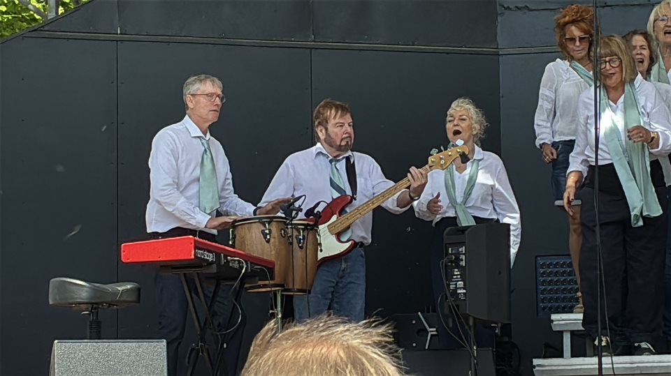 🌞 2 skønne dage med høj sol 🌤️, højt humor 😂 og mange timers gospelsang 🎤🎶 er gået på held!Bakkens Gospelfestival blev den 8. af sin slags 🎉 og der var så mange skønne sange 🎵, øjeblikke ✨, krammere 🤗, is 🍦 og fællesskab! 💛🎤 Store og små kor. 👶🧓 Yngre og ældre og et bredt repertoire helt fra klassikere som Oh Happy Day 🎵, Amen 🙌🏼 og This Little Light of Mine 🕯️ over Rolling Stones 🎸 endda Benjamin Hav 🤪 og Familien 👨‍👩‍👧‍👦 fik plads på dette års Bakkens Gospelfestival 🎪.Tak 🙏 til alle deltagende sangere 🎤, korledere 👨‍🏫, pianister 🎹, musikere 🎻, lydtekniker 🎧 og afvikler hos Bakken! 🏞️Skal dit kor være med næste gang? 🎤👀Skriv din mail i en kommentar, ✍️ og få besked, når vi åbner for tilmelding til næste festival! 📩Varme gospelhilsner@[[53:contact:Mads Holm Andersen]]Eventkoordinator#gospelmusik 🎶#gospelkoncert 🎤#bakkensgospelfestival 🌟#eventkoordinator 📅Gospelnation